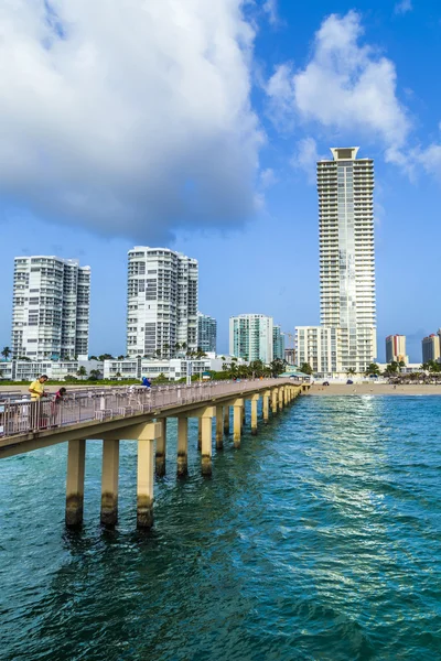 People at pier on Jade beach — Stock Photo, Image