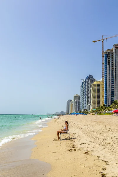 Woman enjoys Jade beach — Stock Photo, Image