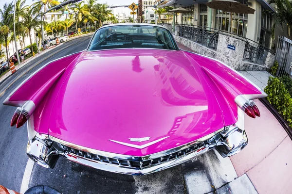 Cadillac Vintage carro estacionado no Ocean Drive em Miami Beach — Fotografia de Stock