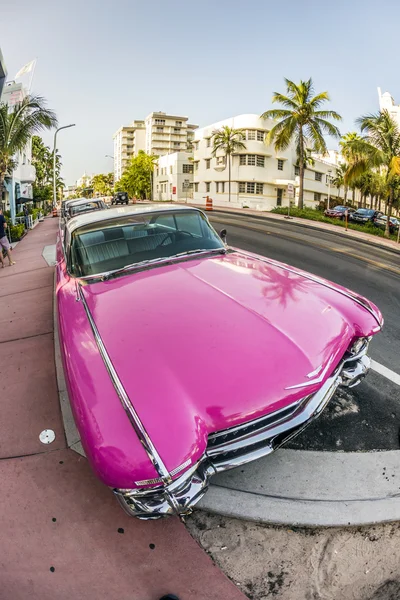 Автомобиль Cadillac Vintage припаркован на Ocean Drive в Майами-Бич — стоковое фото