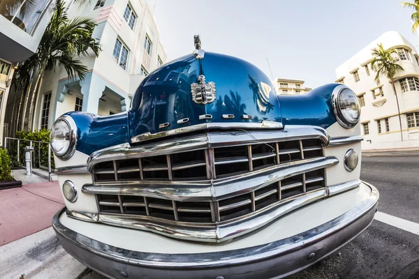 Dodge rocznika samochodu zaparkowanego na ocean drive w miami beach — Zdjęcie stockowe