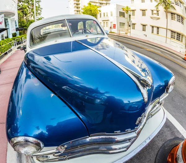 Dodge Vintage car parked at Ocean Drive in Miami Beach — Stock Photo, Image