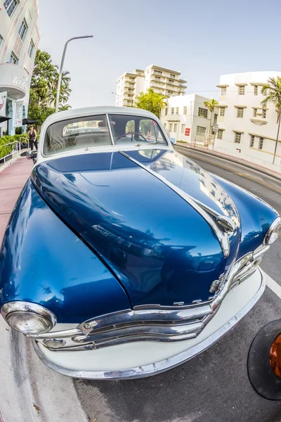 Ocean drive miami Beach Park eski model araba dodge — Stok fotoğraf