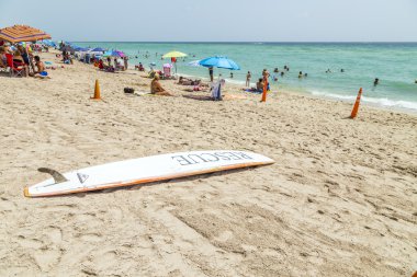 insanlar sunny Isles beach güzel plaj keyfini çıkarın. 