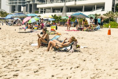 insanlar zevk ve rıhtımın sunny Isles beach sakin ol