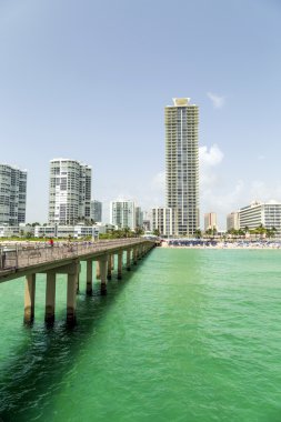 jade beach iskelede insanlara 