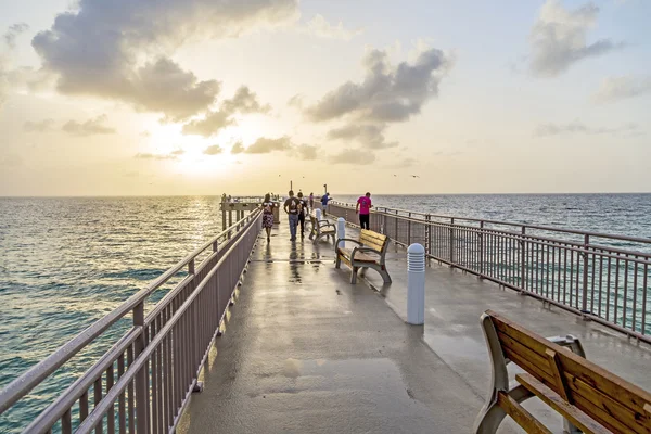 Personnes à la jetée de pêche à Sunny Isles Beach, Floride — Photo