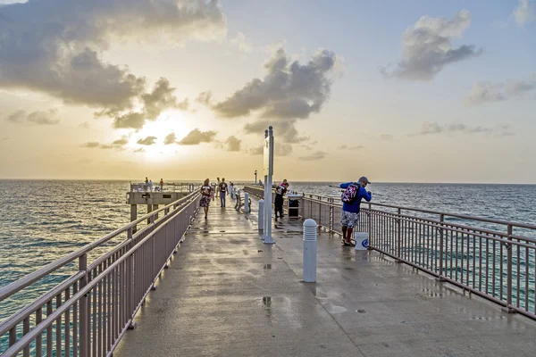 Mensen op visserij pier in sunny isles beach, florida — Stockfoto