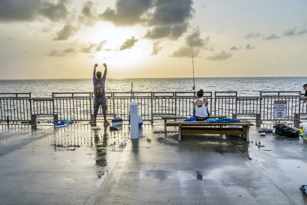 Gente en la pesca Muelle en Sunny Isles Beach, Florida —  Fotos de Stock