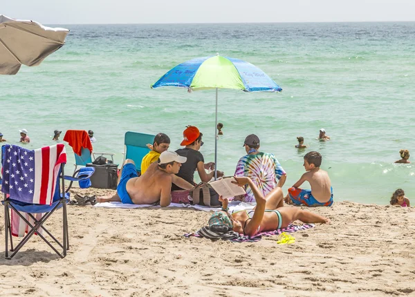 La gente disfruta de la hermosa playa en Sunny Isles Beach — Foto de Stock