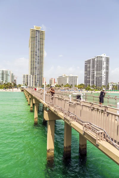 Menschen am Pier am Jadestrand — Stockfoto