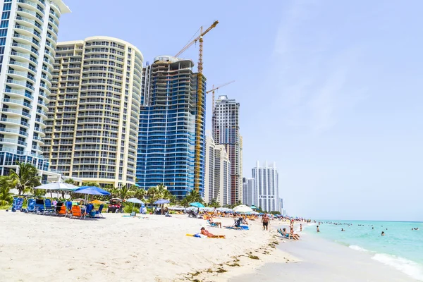 People enjoy the beach at sunny isles — Stock Photo, Image