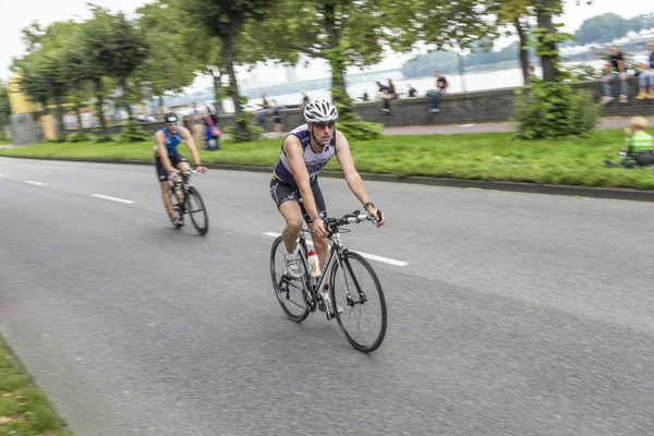 Sportovec cykly v Kolíně nad Rýnem triatlon — Stock fotografie