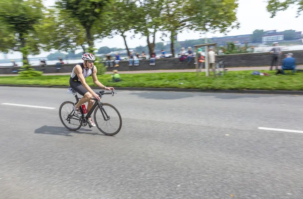 Ciclos de un atleta en el Triatlón de Colonia —  Fotos de Stock