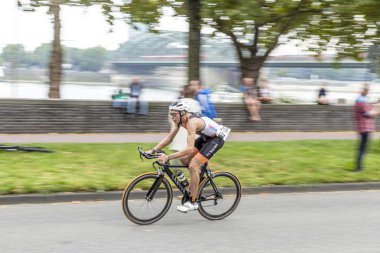 Köln triatlon bir atlet döngüleri