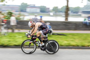 Köln triatlon bir atlet döngüleri