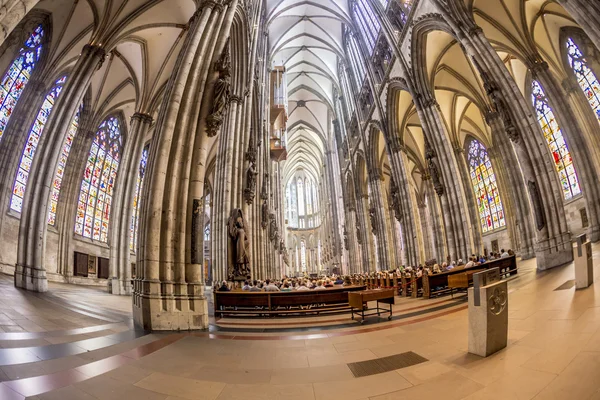 Gottesdienst im Mittelschiff des Kölner Doms, Deutschland — Stockfoto