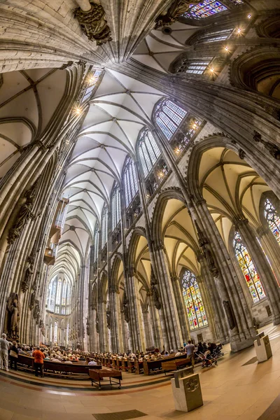 Služba v centrální loď kolínské katedrály, Německo — Stock fotografie