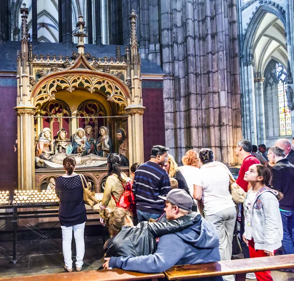在德国科隆大教堂的正厅举行服务 — 图库照片