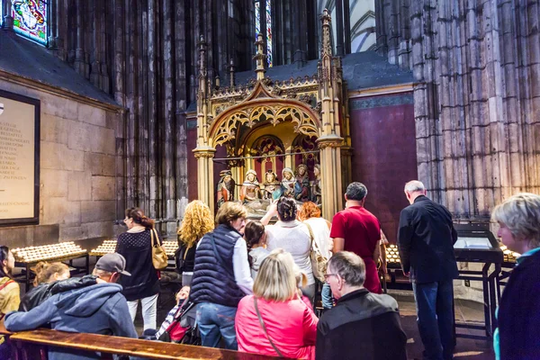 Usługa, która odbyła się w środkowej nawy katedry w Kolonii, Niemcy — Zdjęcie stockowe