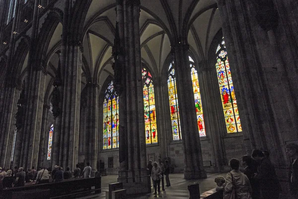 Gebrandschilderd glas kerk venster in de kathedraal van Keulen — Stockfoto