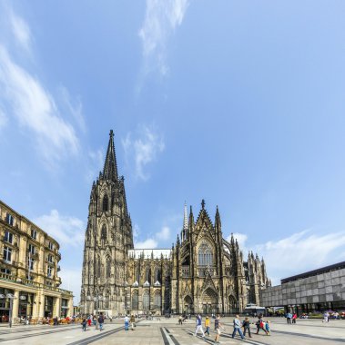 insanların önünde Köln Köln Katedrali