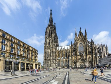 insanların önünde Köln Köln Katedrali
