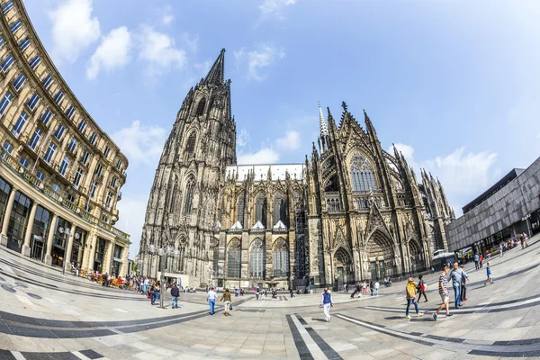 Personas frente a la Catedral de Colonia en Colonia — Foto de Stock
