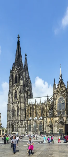 Pessoas em frente à Catedral de Colônia em Colônia — Fotografia de Stock