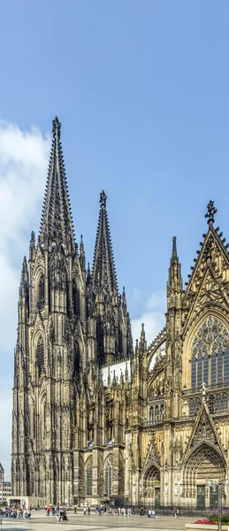 Personas frente a la Catedral de Colonia en Colonia — Foto de Stock