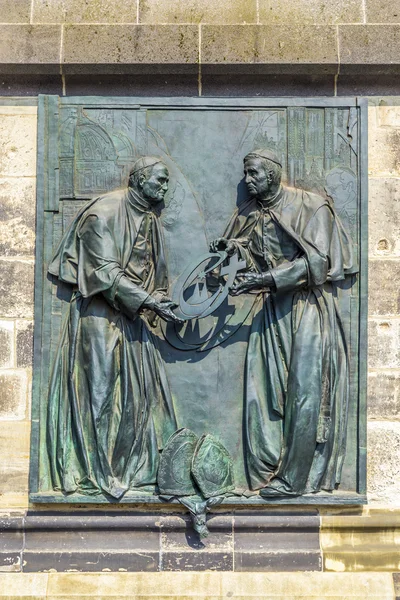 Sculpture of Pope John Paul II at a facade of the Dome — Stock Photo, Image