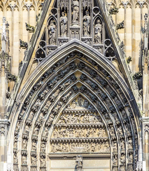 Éléments de décoration à la porte principale du dôme à Cologne — Photo