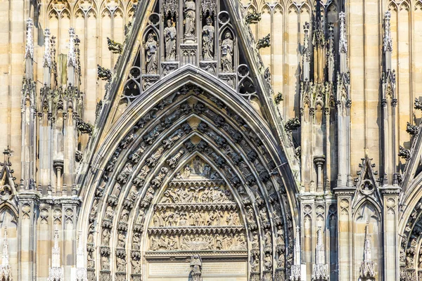 Elementos de decoração no portão principal da cúpula em Colônia — Fotografia de Stock