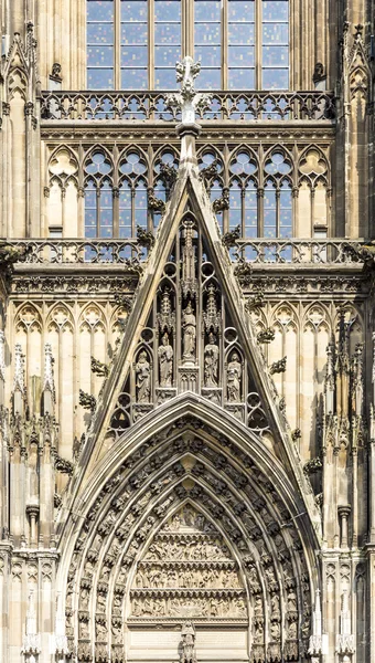 Éléments de décoration à la porte principale du dôme à Cologne — Photo