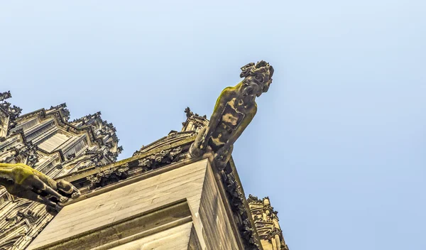 Hässliche Wasserspeier-Skulptur an der Kuppel — Stockfoto