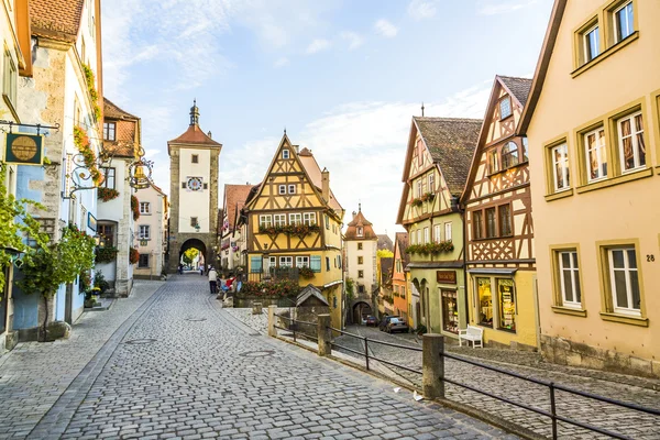 Famoso casco antiguo de Rothenburg con los turistas —  Fotos de Stock