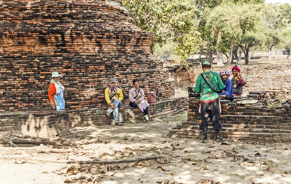 Pracovník relaxovat v temple oblasti v ayutthaya, Thajsko — Stock fotografie