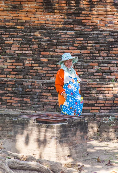 Trabajador relajarse en el área del templo en Ayutthaya, Tailandia — Foto de Stock