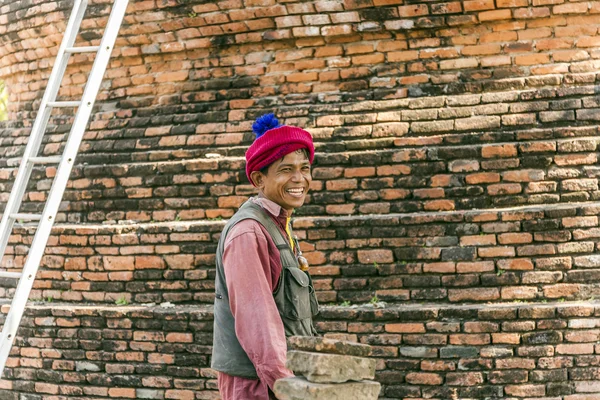 Lavoratore rilassarsi nella zona del tempio di Ayutthaya, Thailandia — Foto Stock