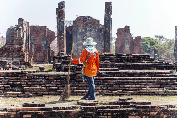 Arbeiter auf Tempelgelände in Ayutthaya beim Besteigen einer Stupa — Stockfoto