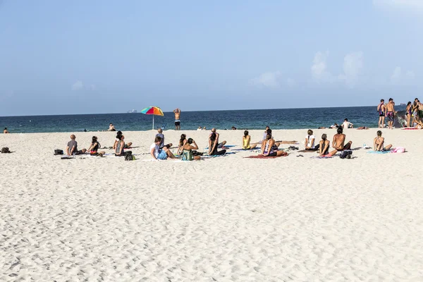 Lidé u moře v south beach, miami — Stock fotografie