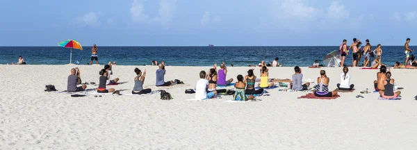 マイアミ サウス ビーチの海の側で人々 — ストック写真