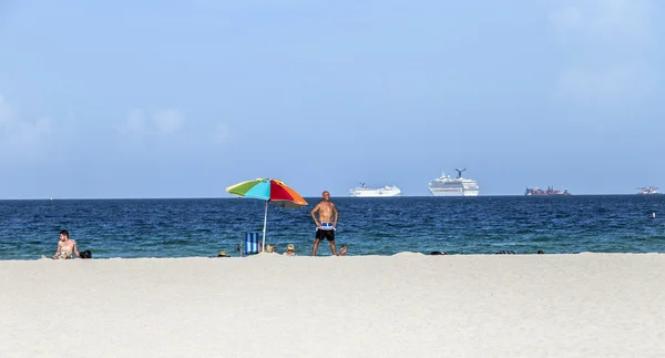 Personnes au bord de la mer à South Beach, Miami — Photo