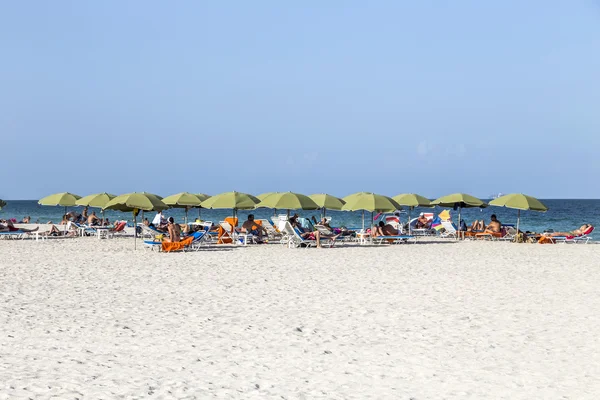 Insanlar miami south Beach, Deniz kenarındaki — Stok fotoğraf