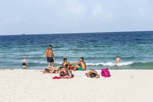 Ludzie po stronie morza w south beach, miami — Zdjęcie stockowe
