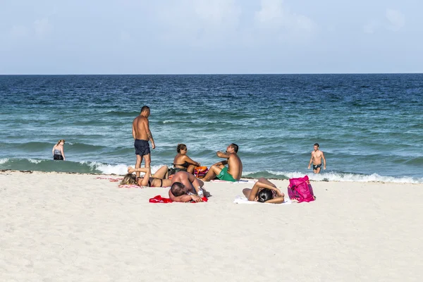 Mensen aan de kant van de zee in south beach, miami — Stockfoto