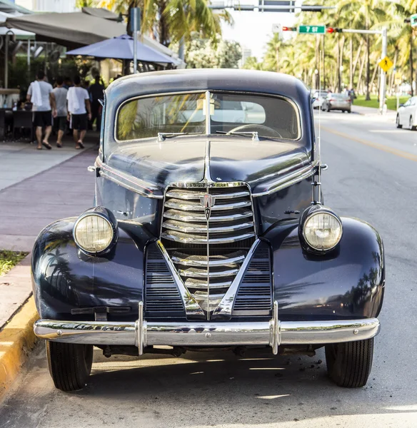 Klassiska oldsmobile parker på ocean drive — Stockfoto