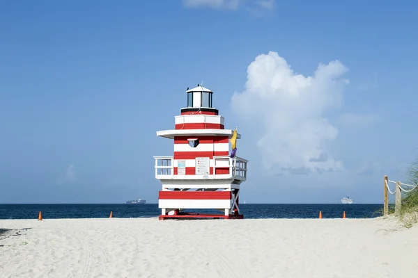 Lifeguard tower in Miami Beach on a beautiful summer day — Stock Photo, Image
