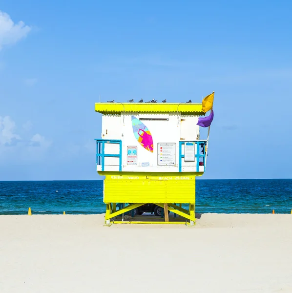 Lifeguard tower in Miami Beach on a beautiful summer day — Stock Photo, Image