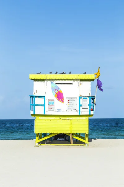 Lifeguard tower in Miami Beach on a beautiful summer day — Stock Photo, Image